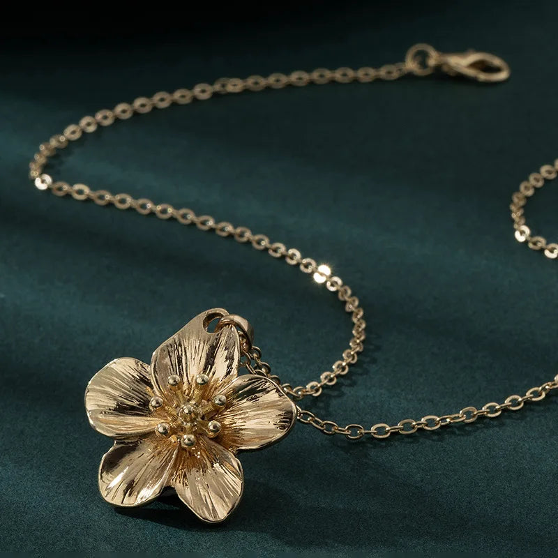 Collier Fleur 3D en Métal Doré – Féminité & Élégance