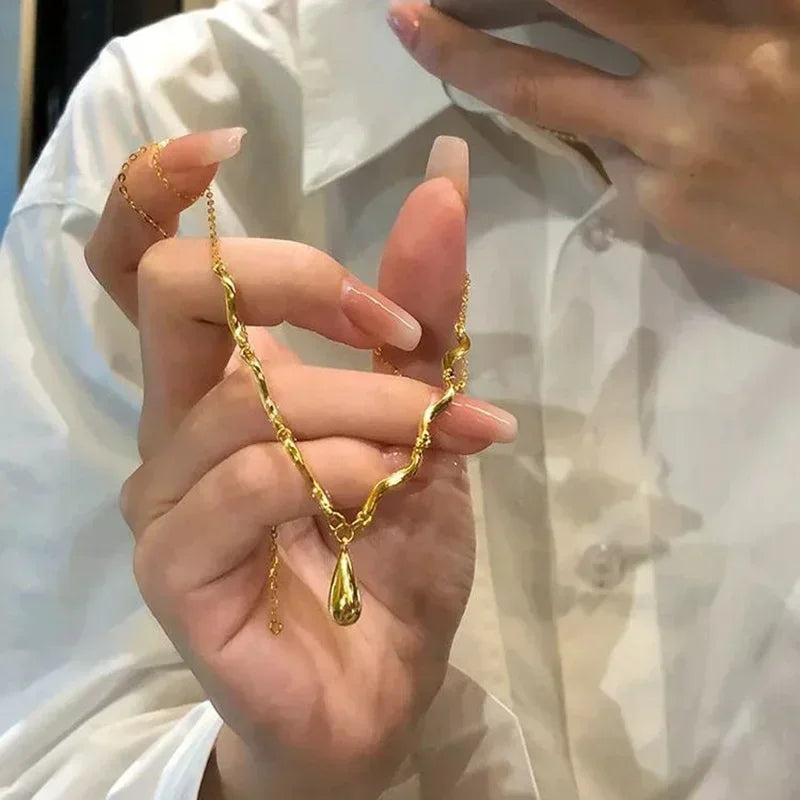Collier Fleur 3D en Métal Doré – Féminité & Élégance