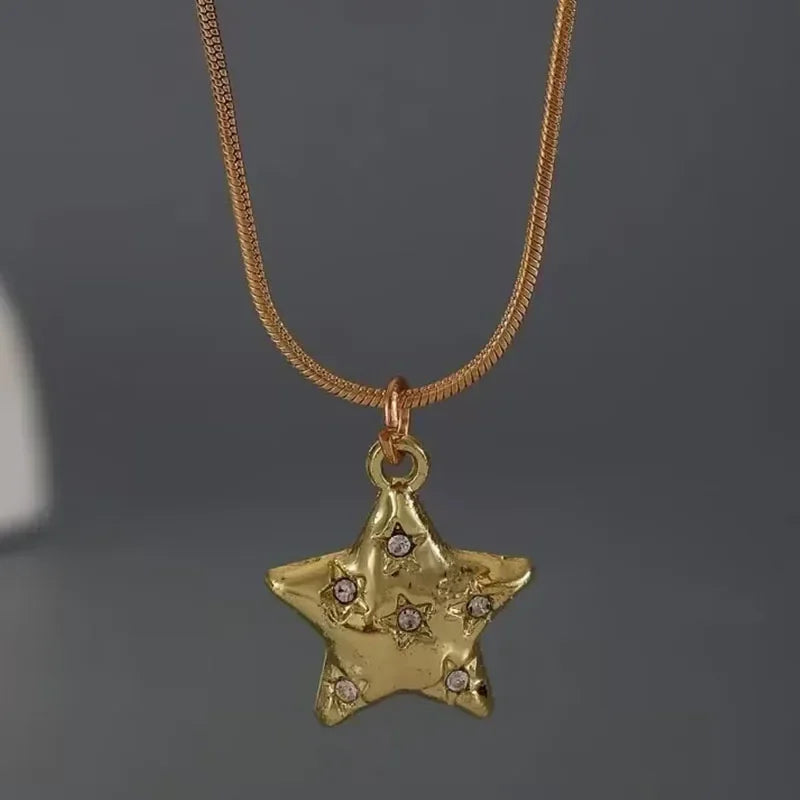 Collier Fleur 3D en Métal Doré – Féminité & Élégance