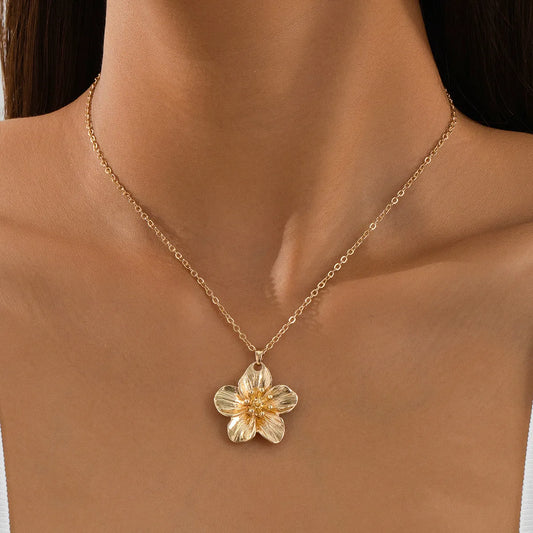 Collier Fleur 3D en Métal Doré – Féminité & Élégance