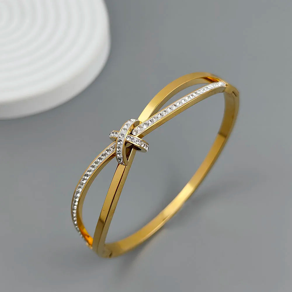 Bracelet élégant en zircon – Acier inoxydable doré ou argenté, design croisé brillant