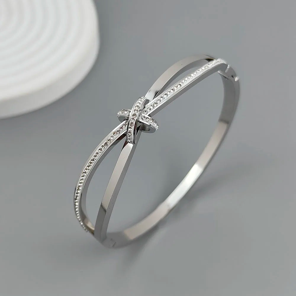 Bracelet élégant en zircon – Acier inoxydable doré ou argenté, design croisé brillant