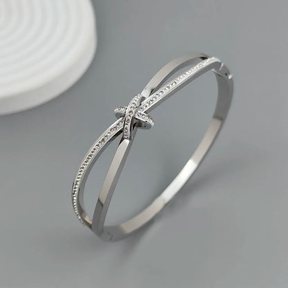 Bracelet élégant en zircon – Acier inoxydable doré ou argenté, design croisé brillant