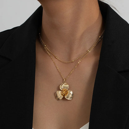 Collier Fleur 3D en Métal Doré – Féminité & Élégance