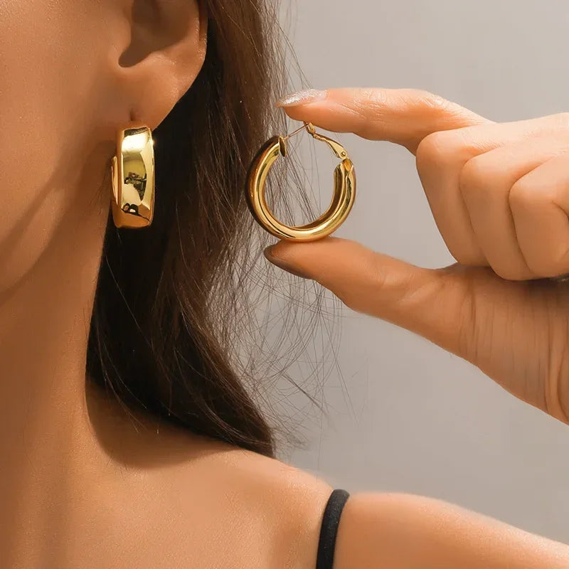 Boucles d’Oreilles Nœud en Acier – Élégance Moderne & Originalité