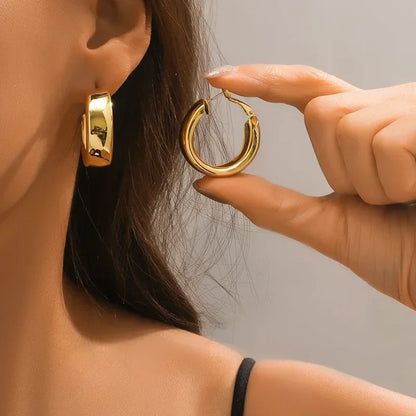 Boucles d’Oreilles Nœud en Acier – Élégance Moderne & Originalité