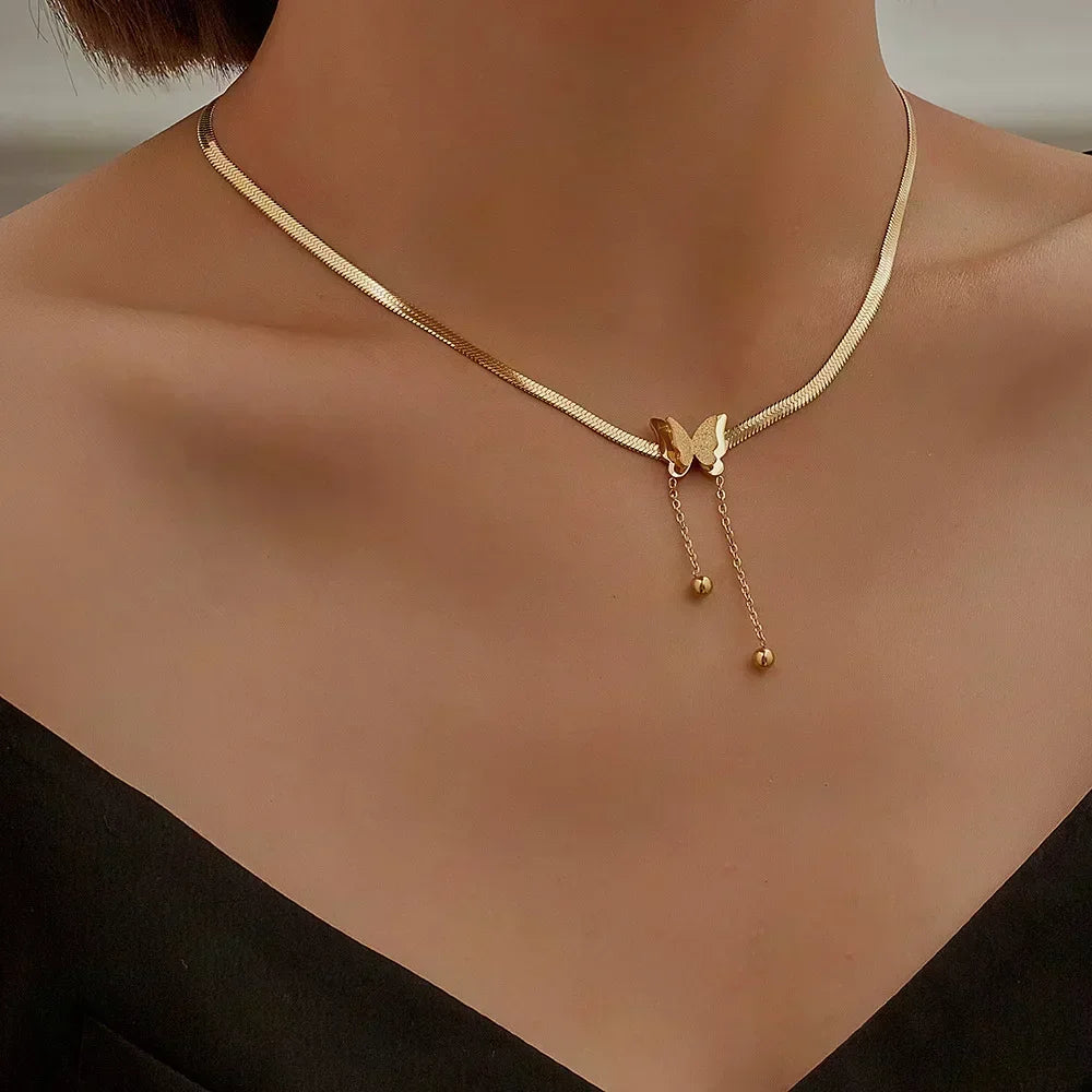 Collier Fleur 3D en Métal Doré – Féminité & Élégance