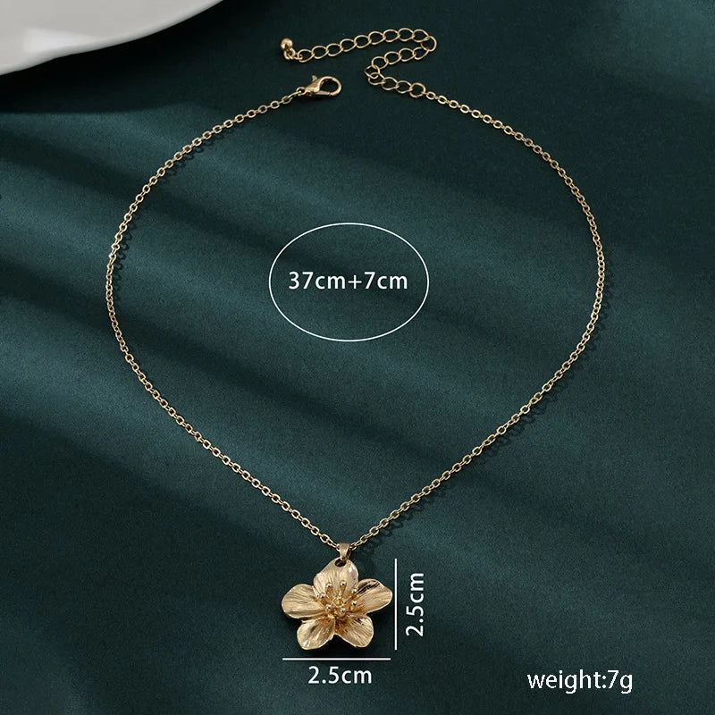 Collier Fleur 3D en Métal Doré – Féminité & Élégance