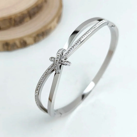 Bracelet élégant en zircon – Acier inoxydable doré ou argenté, design croisé brillant