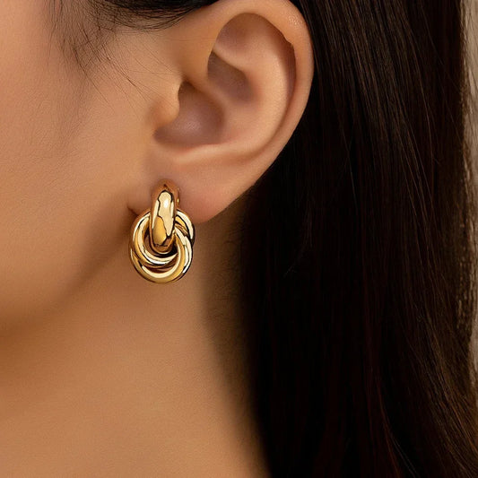 Boucles d’Oreilles Nœud en Acier – Élégance Moderne & Originalité