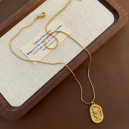 Collier Fleur 3D en Métal Doré – Féminité & Élégance