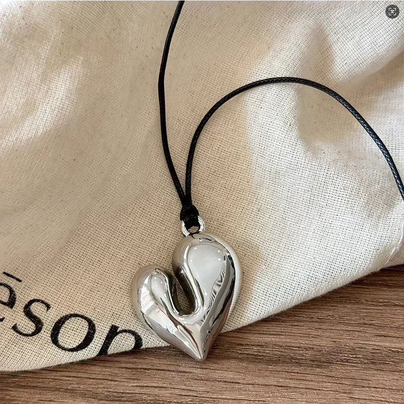 Collier Fleur 3D en Métal Doré – Féminité & Élégance