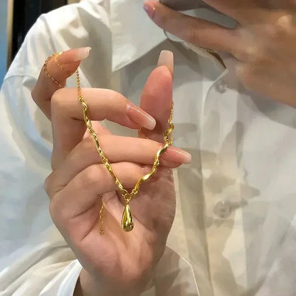 Collier Fleur 3D en Métal Doré – Féminité & Élégance