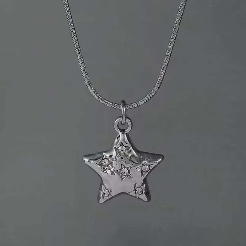 Collier Fleur 3D en Métal Doré – Féminité & Élégance