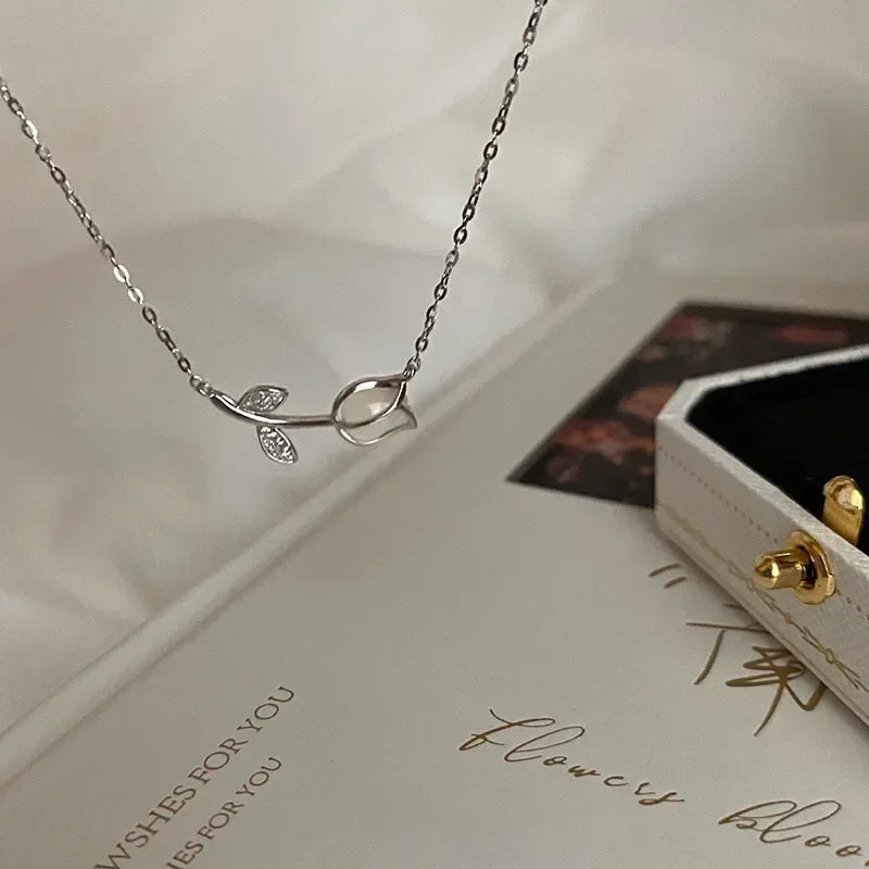 Collier Fleur 3D en Métal Doré – Féminité & Élégance