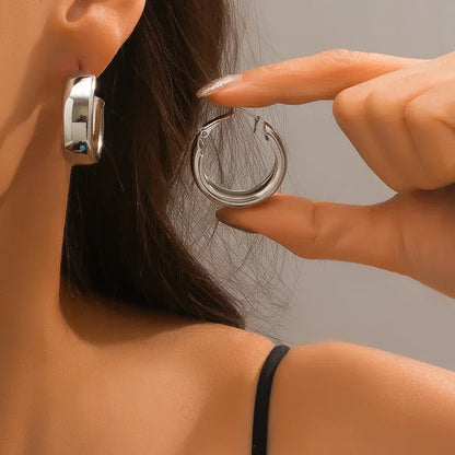 Boucles d’Oreilles Nœud en Acier – Élégance Moderne & Originalité