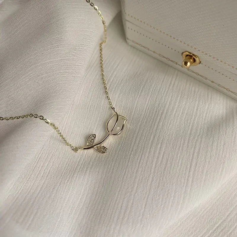Collier Fleur 3D en Métal Doré – Féminité & Élégance