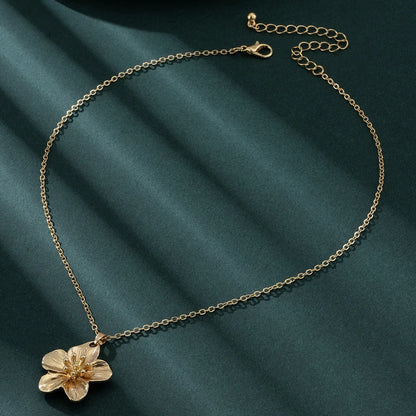 Collier Fleur 3D en Métal Doré – Féminité & Élégance