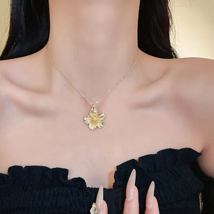 Collier Fleur 3D en Métal Doré – Féminité & Élégance