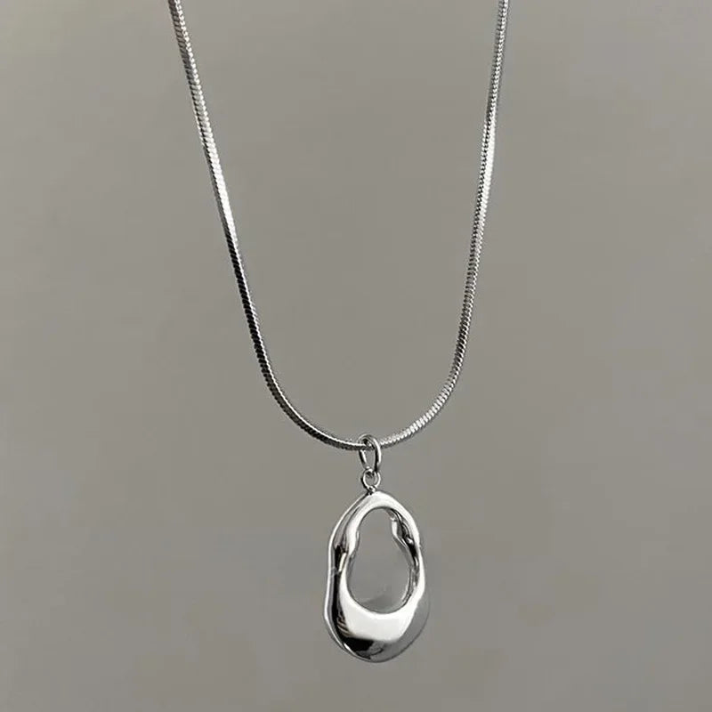 Collier Fleur 3D en Métal Doré – Féminité & Élégance