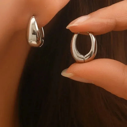 Boucles d’Oreilles Nœud en Acier – Élégance Moderne & Originalité