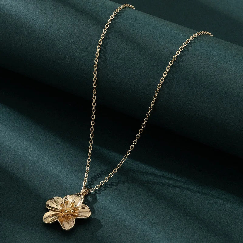 Collier Fleur 3D en Métal Doré – Féminité & Élégance