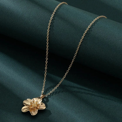 Collier Fleur 3D en Métal Doré – Féminité & Élégance
