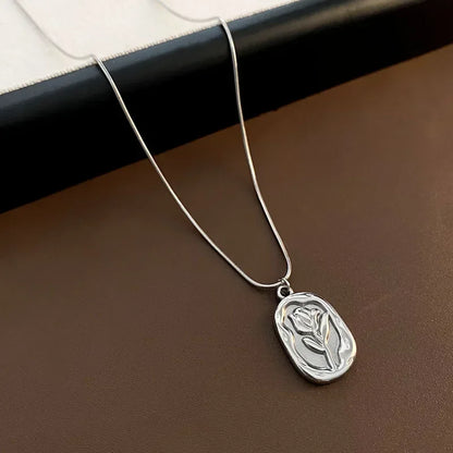 Collier Fleur 3D en Métal Doré – Féminité & Élégance
