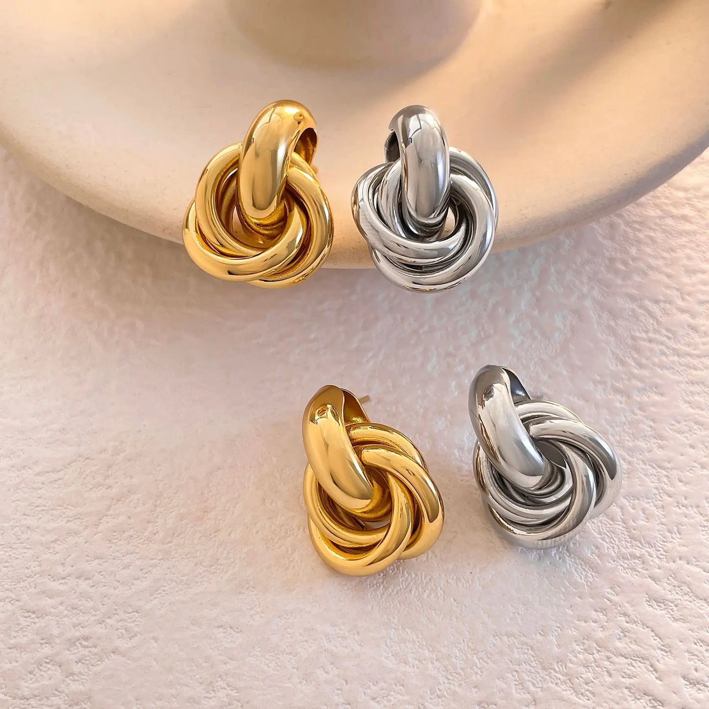 Boucles d’Oreilles Nœud en Acier – Élégance Moderne & Originalité