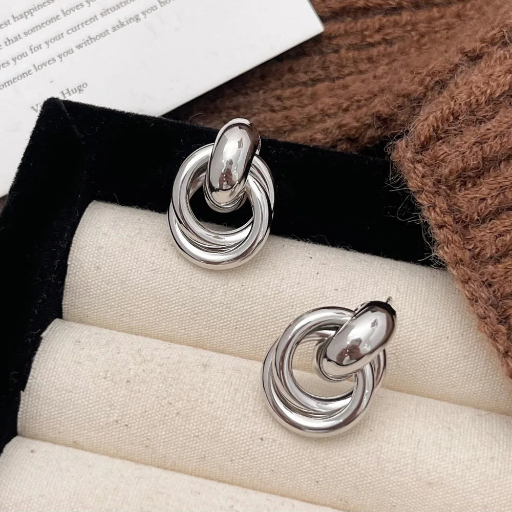 Boucles d’Oreilles Nœud en Acier – Élégance Moderne & Originalité