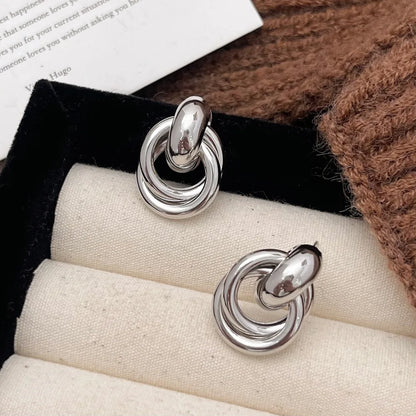 Boucles d’Oreilles Nœud en Acier – Élégance Moderne & Originalité
